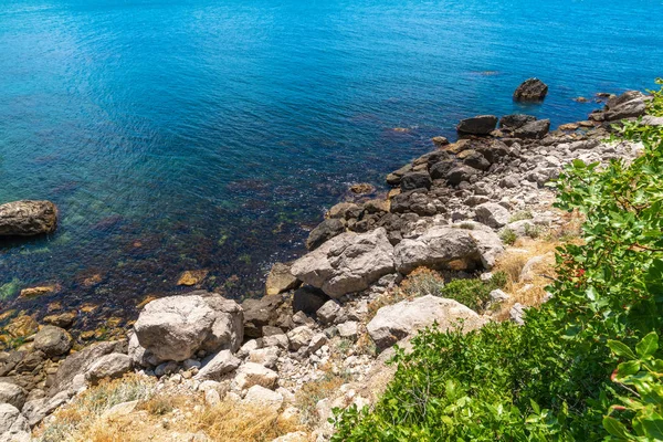 Морской пейзаж с большими камнями на берегу Крыма — стоковое фото