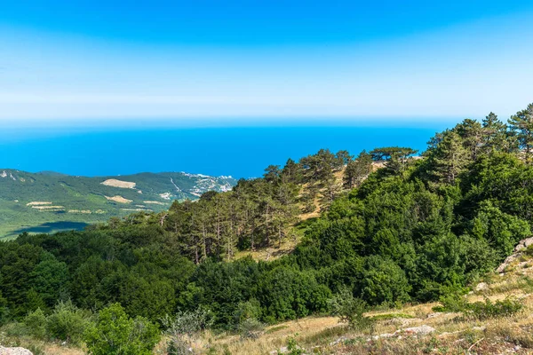 Schöne Aussicht von einem Berg ah-petri auf der Krim — Stockfoto