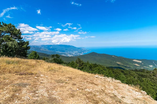 Schöne Aussicht von einem Berg ah-petri auf der Krim — Stockfoto