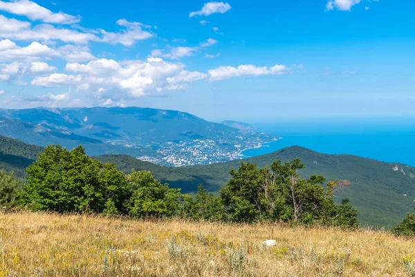 Naturlandschaft auf dem Berg ah-petri auf der Krim — Stockfoto