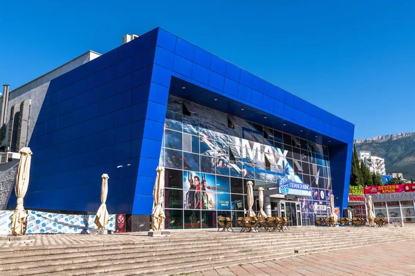 Yalta, Krim-27 juni. 2019 de IMAX cinema Planet-Cinema op de Kievskaya straat — Stockfoto