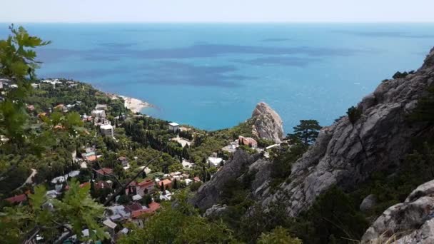 Vista dall'alto su Simeiz e una roccia di Diva, il Crimea — Video Stock