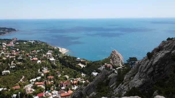 Vista dall'alto su Simeiz e una roccia di Diva, il Crimea — Video Stock