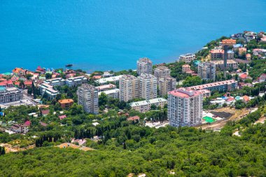 Yüksek bir yerden Foros ve Karadeniz köyü manzarası. Kırım