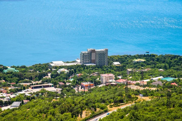 Yüksek bir yerden Foros ve Karadeniz köyü manzarası. Kırım