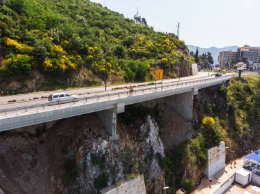 Budva, Karadağ - 12.09.2019. Sahil boyunca dağ yolu