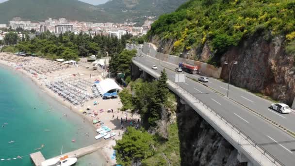 Budva, Montenegro 12 de junho de 2019. A estrada da montanha ao longo da costa — Vídeo de Stock