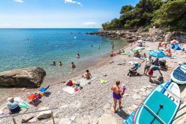 Foros. Kırım - 30 Haziran. 2019 Karadeniz'de şehir sahilinde turistler