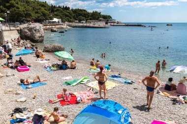 Foros. Kırım - 30 Haziran. 2019 Karadeniz'de şehir sahilinde turistler