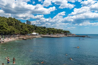 Foros. Kırım - 30 Haziran. 2019 Karadeniz'de şehir sahilinde turistler