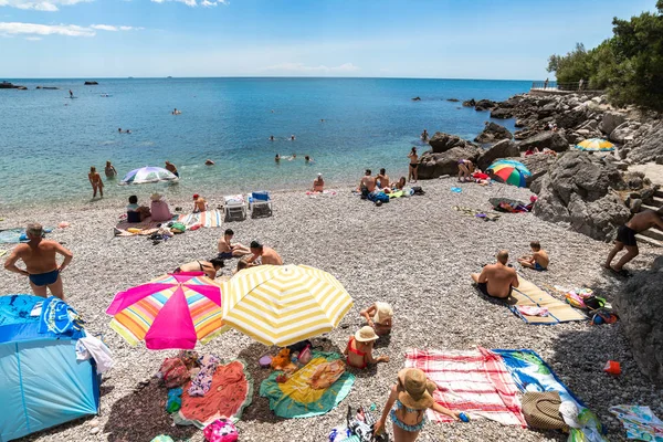 Foros. Crimée - 30 juin. 2019 Touristes sur la plage de la ville à la mer Noire — Photo