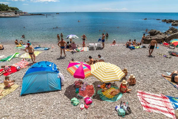 Foros. Crimée - 30 juin. 2019 Touristes sur la plage de la ville à la mer Noire — Photo