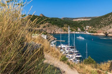 Sivastopol, Kırım - 3 Temmuz. 2019. Balaklava Körfezi'nde birçok tekne