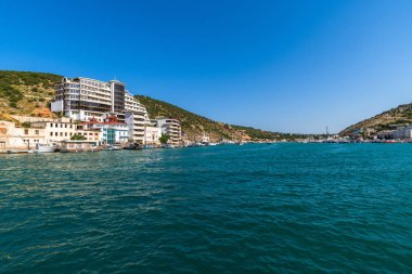 Sivastopol, Kırım - 3 Temmuz. 2019. Balaklava Koyu'nun yaz aylarında tepeden görünümü