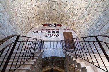 Sivastopol, Kırım - 3 Temmuz 2019. Konstantinovskaya Batarya sı - Müze ve Sergi Kompleksi girişi