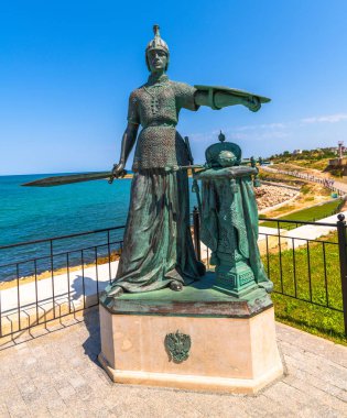 Sivastopol, Kırım - 3 Temmuz 2019. Konstantinovskaya Bataryası'nda eski savaşçıheykeli - Müze ve Sergi Kompleksi