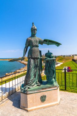 Sivastopol, Kırım - 3 Temmuz 2019. Konstantinovskaya Bataryası'nda eski savaşçıheykeli - Müze ve Sergi Kompleksi