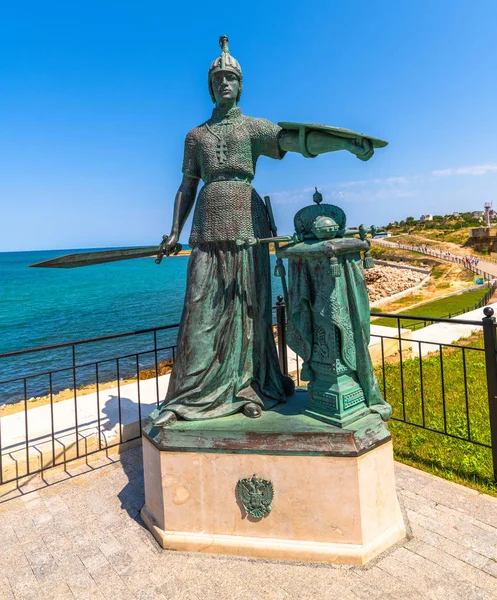 Sivastopol, Kırım - 3 Temmuz 2019. Konstantinovskaya Bataryası'nda eski savaşçıheykeli - Müze ve Sergi Kompleksi — Stok fotoğraf