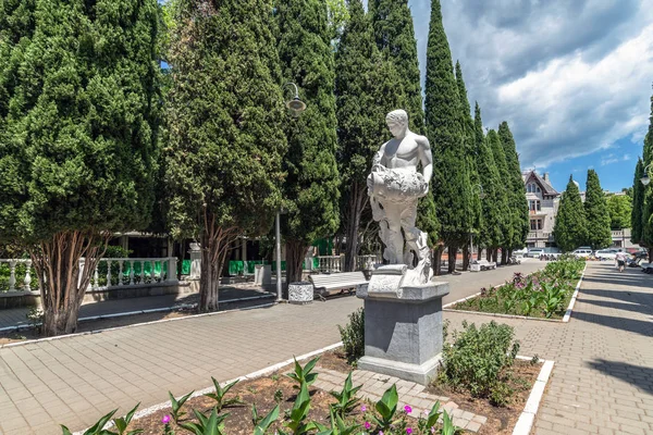 Сімеїз, Крим-1 липня 2019. Діоніс-скульптура на знаменитій кипарисовій алеї на вулиці Леніна — стокове фото