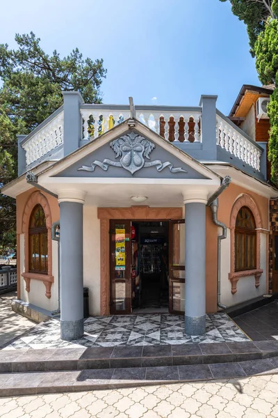 Simeiz, Crimea - 1 de julio de 2019. Dionisio - Erizo - famoso café LGBT en el Callejón del Ciprés en la calle Lenin — Foto de Stock