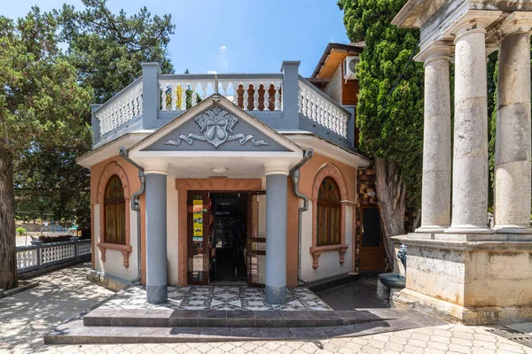 Simeiz, Kırım - 1 Temmuz 2019. Dionysus - Kirpi - Lenin Caddesi'nde Cypress Alley ünlü Lgbt kafe — Stok fotoğraf