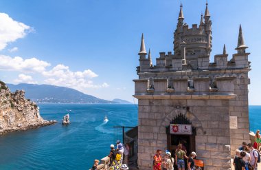 Gaspra, Kırım-7 Temmuz. 2019. Karadeniz sahilindeki Cape Ai-Todor ' a kırlangıçlar yuvasının Kalesi