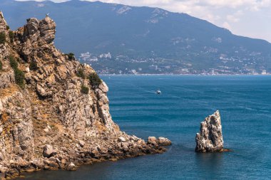 Kırım'ın güney kıyısında bir kaya ile Deniz Manzarası