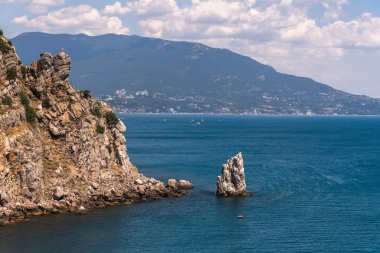 Kırım'ın güney kıyısında bir kaya ile Deniz Manzarası