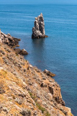 Kırım'ın güney kıyısında bir kaya ile Deniz Manzarası