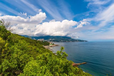 Livadia, Kırım'da deniz ve dağlar ile manzara