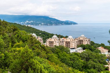Livadia, Kırım'da deniz ve dağlar ile manzara