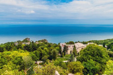 Livadia, Kırım'da deniz ve dağlar ile manzara
