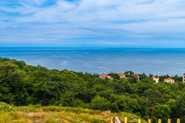 Livadia, Kırım'da deniz ve dağlar ile manzara