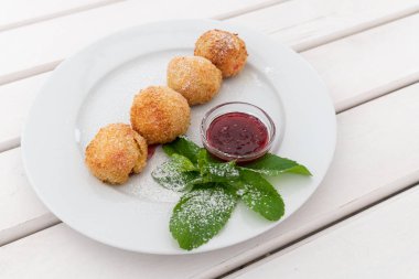 Ev yapımı cheesecakes ahududu reçeli ile