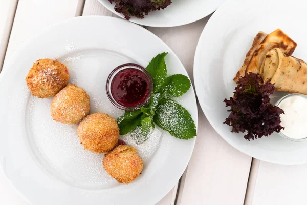 Frittelle fatte in casa e panna acida e torte di formaggio a con marmellata di lamponi — Foto Stock