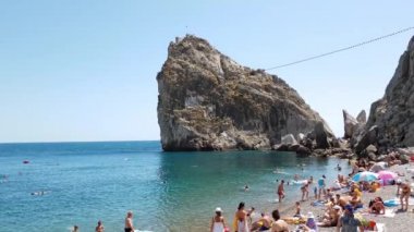 Simeiz, Kırım - 1 Temmuz 2019. Diva Kayası 'nın yanındaki sahil, gösteri yeri.