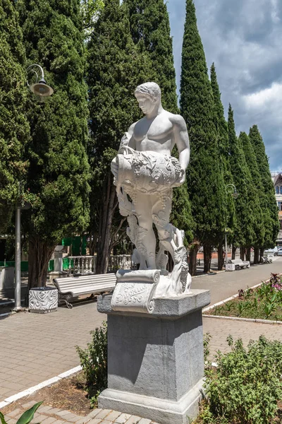 Simeiz, Krim-1 juli 2019. Dionysus-sculptuur op de beroemde Cypress Alley op Lenin Street — Stockfoto