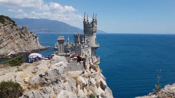 Gaspra, Crimea - 7 luglio. Il 2019. Castello di rondini Nido sul Capo Ai-Todor della costa del Mar Nero — Video Stock