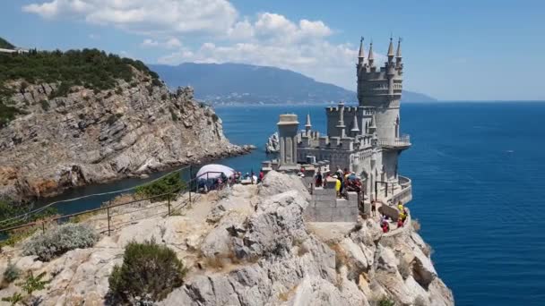 Gaspra, Crimea - 7 luglio. Il 2019. Castello di rondini Nido sul Capo Ai-Todor della costa del Mar Nero — Video Stock