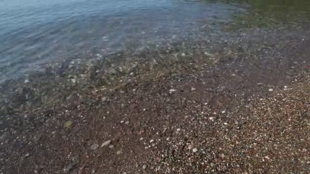 Фрагмент узбережжя Середземного моря з гальковим пляжем — стокове відео