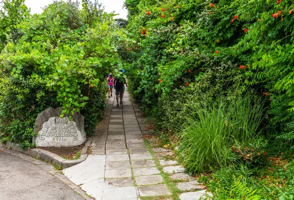 Livadia, Crimea - July 10. 2019. Sun trail - health-improving route in Livadia sanatorium during the USSR — Stock Photo, Image