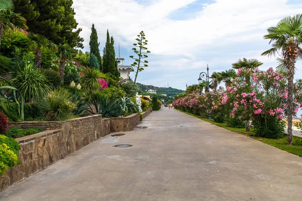 Hermoso terraplén en el pueblo de Partenit en la Crimea — Foto de Stock