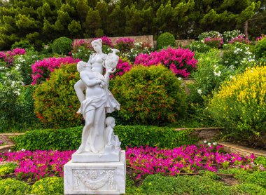 Kırım'ın Partenit köyünde bahçe heykelli güzel set