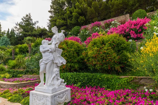 Belo dique com escultura de jardim na aldeia de Partenit na Crimeia — Fotografia de Stock