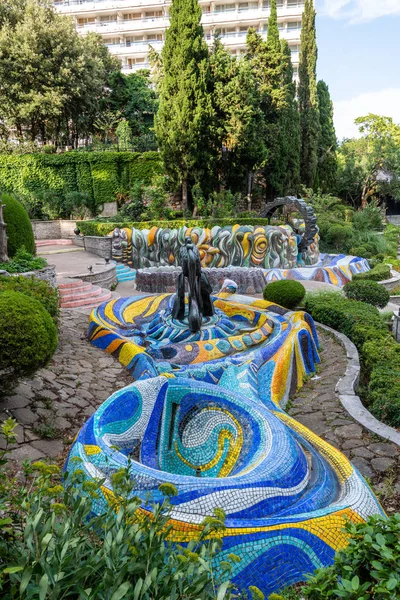 Koreiz, la Crimea - 10 de julio. 2019. El territorio del sanatorio Miskhor con una antigua fuente con azulejos de mosaico de cerámica — Foto de Stock