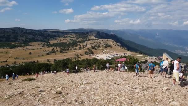 Ai-Petri, Crimea - 5 de julio de 2019. Turistas caminan en el punto más alto del Monte Ai-Petri — Vídeos de Stock