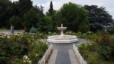 Livadia, Kırım - 10 Temmuz. 2019. Livadia Sarayı, Rus Çarlarının Konutu topraklarında park
