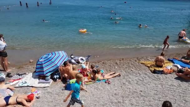 Simeiz, crimea - 1. Juli 2019. urlauber am strand der stadt — Stockvideo