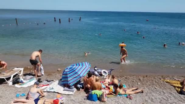 西梅茨，克里米亚- 2019年7月1日。 城市海滩上的度假者 — 图库视频影像