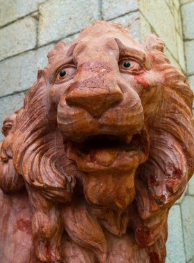 Koreiz, Kırım - 10 Temmuz. 2019. Prens Yusupov Sarayı girişinde Terracotta Aslan